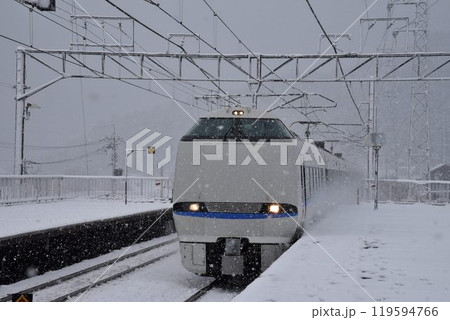 琵琶湖西岸　湖西線　北小松駅を行く　特急電車 119594766