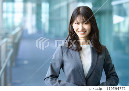 スーツを着た若い女性 スーツを着た若い女性 119594771