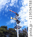 青空に映える腕木式信号機 119594788