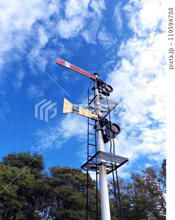 青空に映える腕木式信号機 119594788