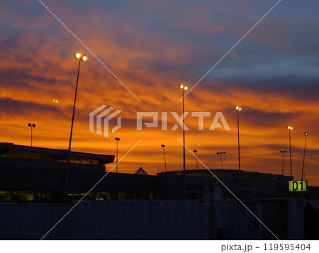 朝焼けの空港 119595404