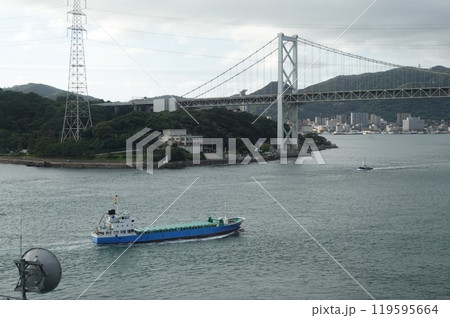 下関 満珠荘から見る関門海峡 貨物船と漁船 下関 満珠荘から見る関門海峡 貨物船と漁船 119595664