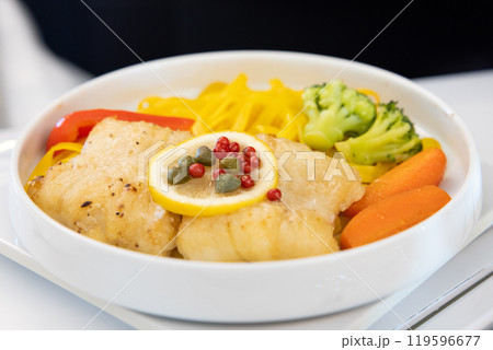 おいしいビジネスクラスの機内食、シタビラメの切り身シトラス風味 おいしいビジネスクラスの機内食、シタビラメの切り身シトラス風味 119596677