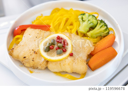 おいしいビジネスクラスの機内食、シタビラメの切り身シトラス風味 おいしいビジネスクラスの機内食、シタビラメの切り身シトラス風味 119596678