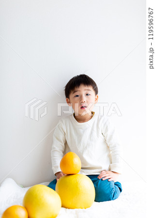 果物を持つ男の子 グレープフルーツ ザボン 果物を持つ男の子 グレープフルーツ ザボン 119596767