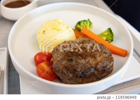 おいしいビジネスクラスの機内食、牛ヒレ肉のステーキマスタードソースがけ、ジャガイモのピュレ おいしいビジネスクラスの機内食、牛ヒレ肉のステーキマスタードソースがけ、ジャガイモのピュレ 119596949