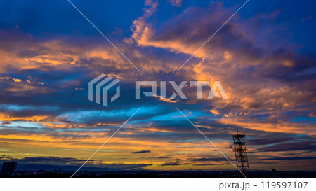 夕焼けで赤く染まった空 夕焼けで赤く染まった空 119597107