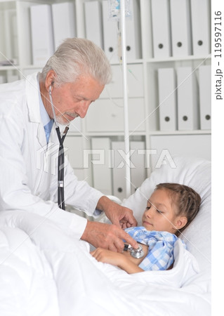 The little girl is in the hospital with a doctor 119597116