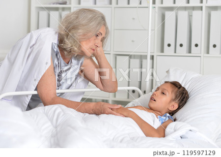 The little girl is in the hospital with her grandmother 119597129