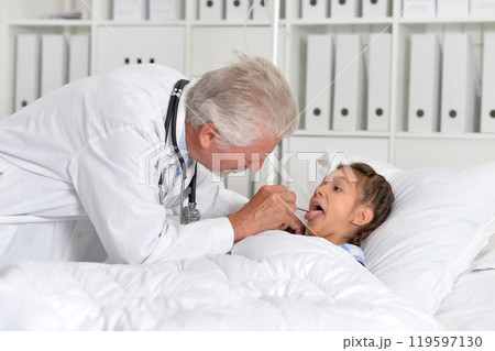 The little girl is in the hospital with a doctor 119597130