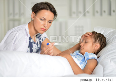 A little girl with her mother in the hospital 119597131