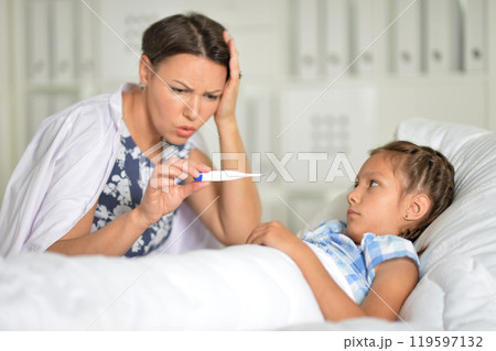 A little girl with her mother in the hospital 119597132