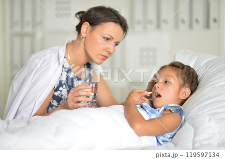 A little girl with her mother in the hospital 119597134