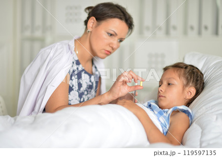 A little girl with her mother in the hospital 119597135