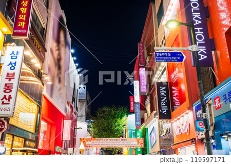 ソウル　夜の明洞（ミョンドン） 119597171