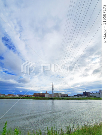 青空と白い雲と川を超える送電線 青空と白い雲と川を超える送電線 119597178