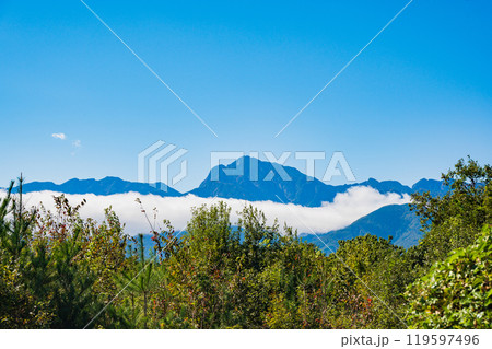 初秋の甲斐駒ヶ岳　右は鋸岳、左は早川尾根のアサヨ峰 119597496