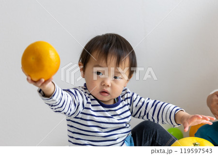 果物を持つ男の子 119597543