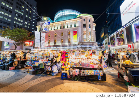 ソウル　夜の明洞メインストリート 119597924