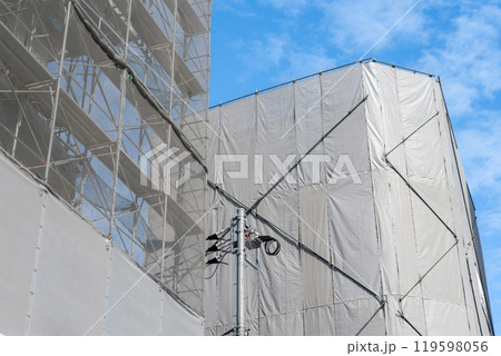 二棟の建設工事と仮設足場 二棟の建設工事と仮設足場 119598056
