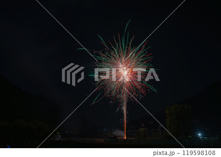 浜松市の佐久間祭り花火大会の夏の夜空に咲く大輪の花火(静岡県) 浜松市の佐久間祭り花火大会の夏の夜空に咲く大輪の花火(静岡県) 119598108