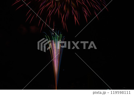浜松市の佐久間祭り花火大会の夜空に咲く花火(静岡県) 浜松市の佐久間祭り花火大会の夜空に咲く花火(静岡県) 119598111