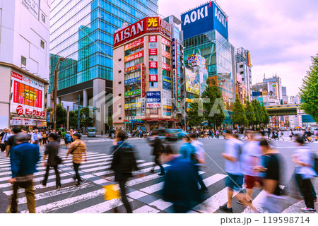 日本の東京都市景観 10月。インバウンド続く…外国人観光客らで賑わう秋葉原=24日 日本の東京都市景観 10月。インバウンド続く…外国人観光客らで賑わう秋葉原=24日 119598714