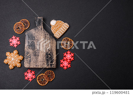 Empty wooden cutting board with copy space with gingerbread cookies and Christmas decor Empty wooden cutting board with copy space with gingerbread cookies and Christmas decor 119600481