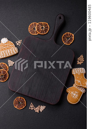 Empty wooden cutting board with copy space with gingerbread cookies and Christmas decor 119600485