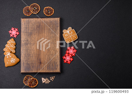 Empty wooden cutting board with copy space with gingerbread cookies and Christmas decor 119600493