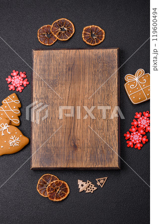 Empty wooden cutting board with copy space with gingerbread cookies and Christmas decor 119600494