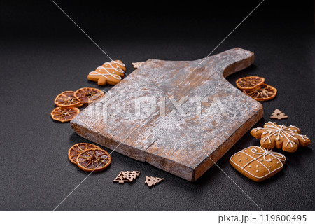 Empty wooden cutting board with copy space with gingerbread cookies and Christmas decor 119600495