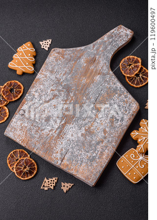Empty wooden cutting board with copy space with gingerbread cookies and Christmas decor 119600497