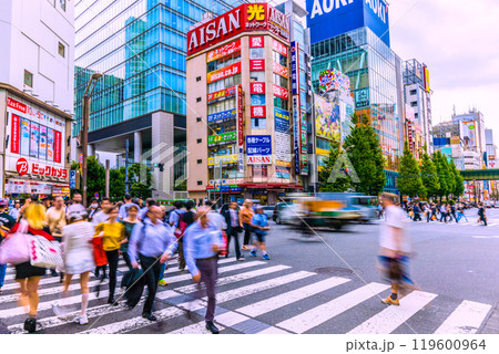 日本の東京都市景観 10月。インバウンド続く…外国人観光客らで賑わう秋葉原=24日 日本の東京都市景観 10月。インバウンド続く…外国人観光客らで賑わう秋葉原=24日 119600964