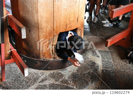 奈良東大寺 柱の穴くぐり・無病息災 大願成就 奈良東大寺 柱の穴くぐり・無病息災 大願成就 119602274