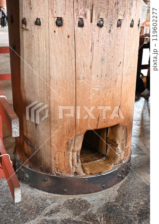 奈良東大寺 柱の穴くぐり・無病息災 大願成就 奈良東大寺 柱の穴くぐり・無病息災 大願成就 119602277