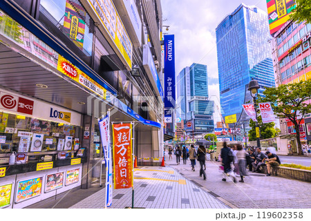 日本の東京都市景観 渋谷駅前…宝くじ購入に良い日とされる一粒万倍日。渋谷の宝くじ売場＝10月24日 119602358