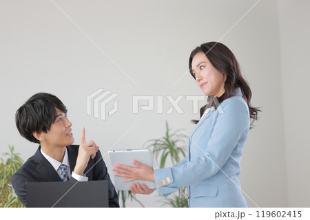 報告に来た部下に1つ気になるところがあると話す上司 119602415