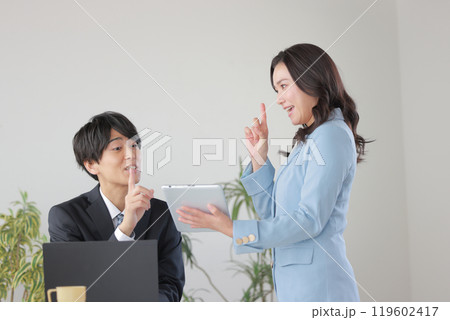ここがポイントなんですと話す部下 ここがポイントなんですと話す部下 119602417