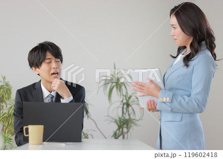 部下が報告に来ても話を聞かない上司_1 119602418