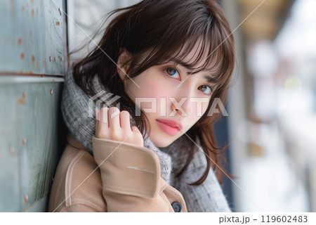 冬に待ち合わせする女性のポートレート 119602483