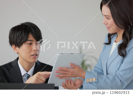 業務報告する部下と懸念点を指摘する上司_クローズアップ1 119602915