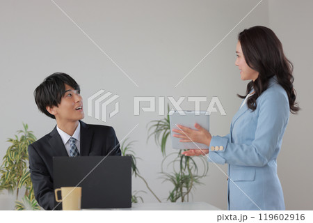 朗報を話す部下と驚いて聞く上司_1 朗報を話す部下と驚いて聞く上司_1 119602916