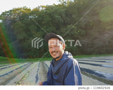 畑で笑顔の男性 畑で笑顔の男性 119602926