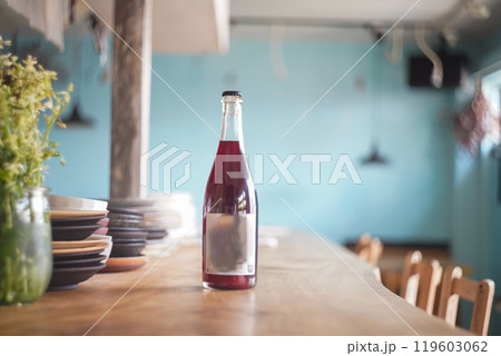 バルの店内とワインボトル 119603062