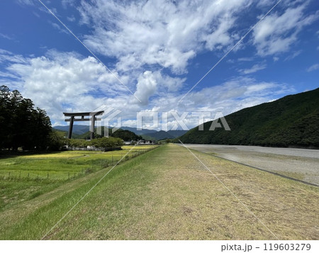 日本の風景・景色 熊野本宮大社旧社地にある日本一高い大鳥居 日本の風景・景色 熊野本宮大社旧社地にある日本一高い大鳥居 119603279