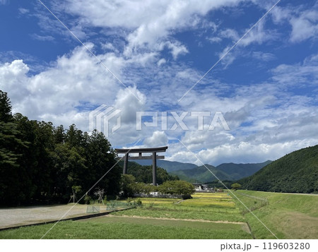 日本の風景・景色 熊野本宮大社旧社地にある日本一高い大鳥居 日本の風景・景色 熊野本宮大社旧社地にある日本一高い大鳥居 119603280
