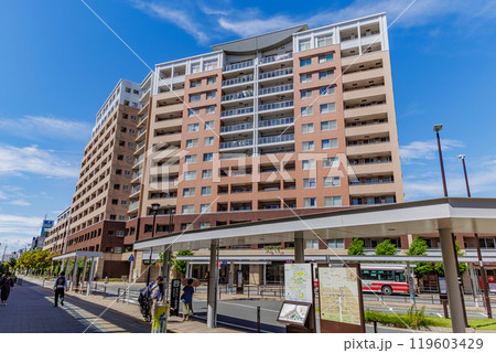 東京　国立市　JR中央線 国立駅 北口の都市風景 119603429