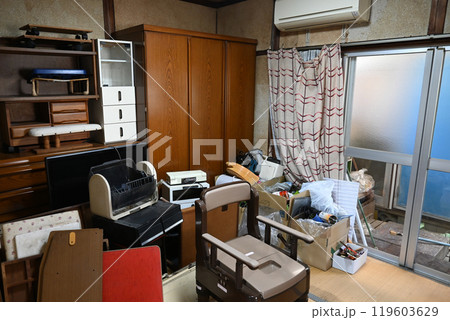 散らかった部屋の片付け 119603629