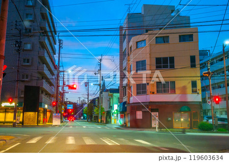 夕暮れの都市交差点の風景 119603634